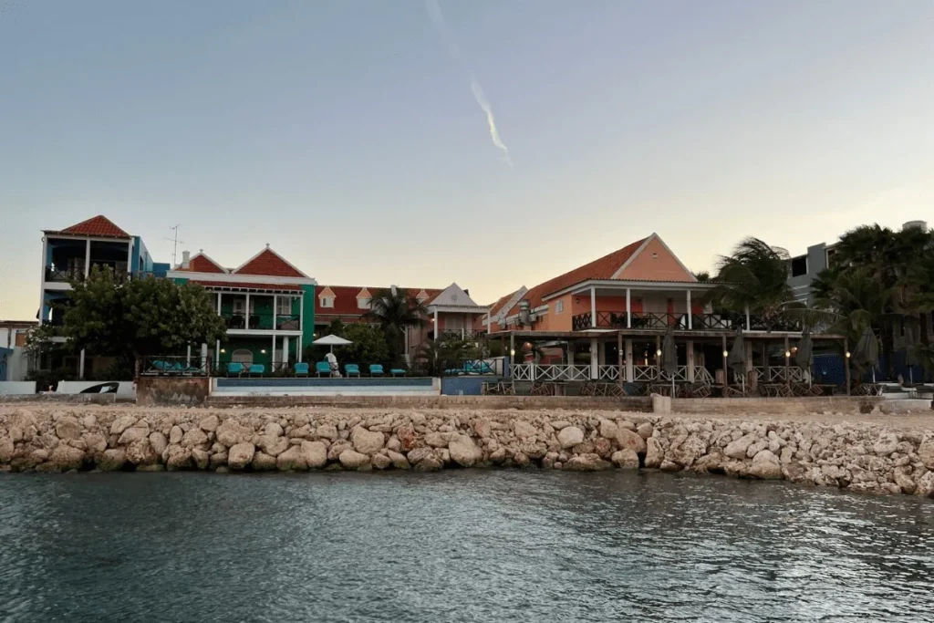 Infographic highlighting why Curacao is one of the best Caribbean islands for families.