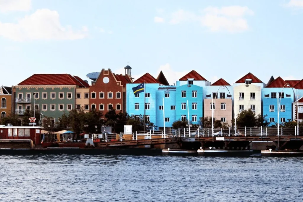 Infographic highlighting why Curacao is one of the best Caribbean islands for families.