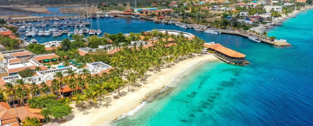 Infographic highlighting why Bonaire is one of the best Caribbean islands for families.