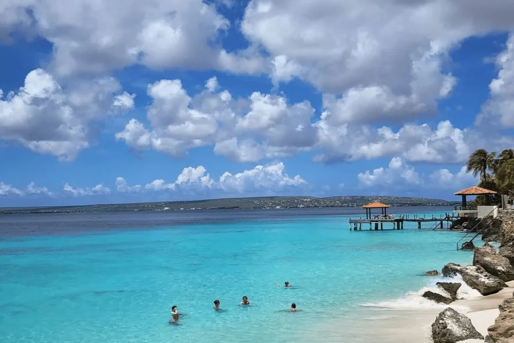 Infographic highlighting why Bonaire is one of the best Caribbean islands for families.