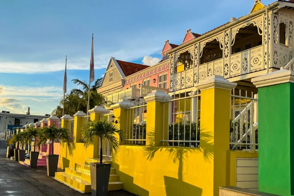 Infographic highlighting why Curacao is one of the best Caribbean islands for families.