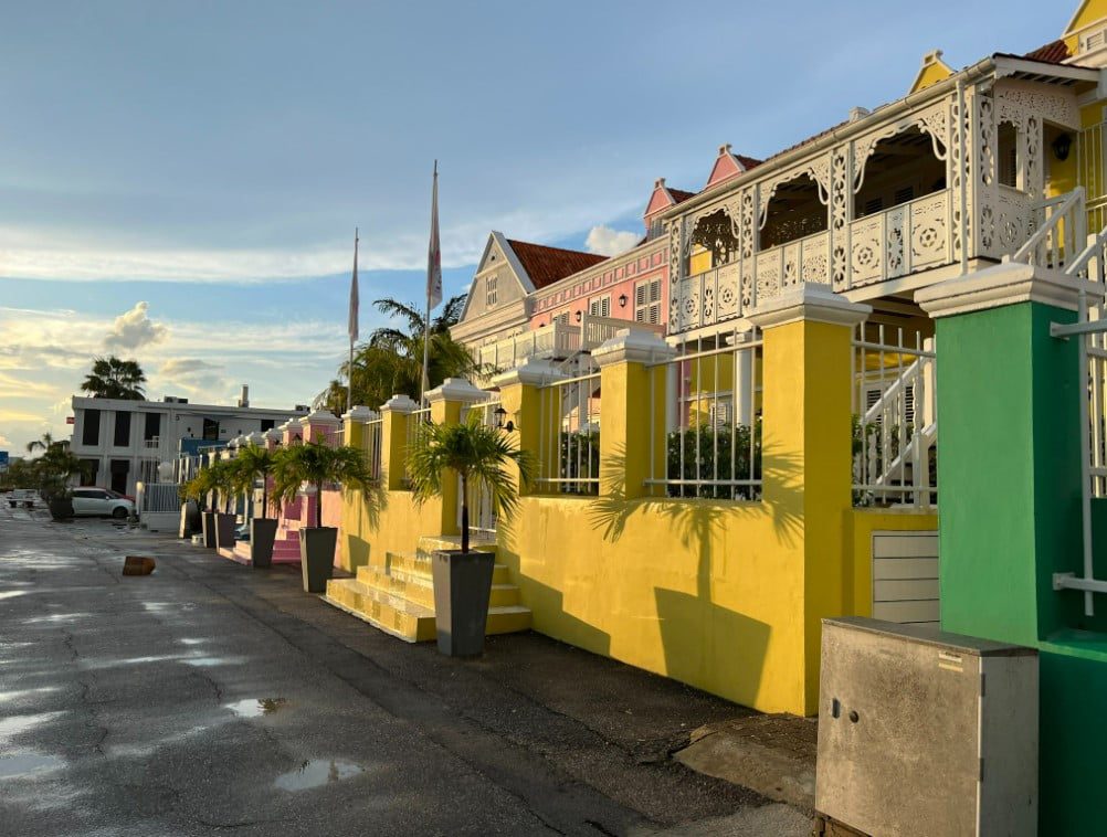Colorful Structures in Curacao