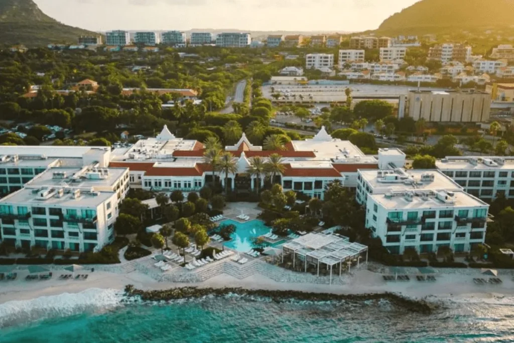 Infographic highlighting why Curacao is one of the best Caribbean islands for families.
