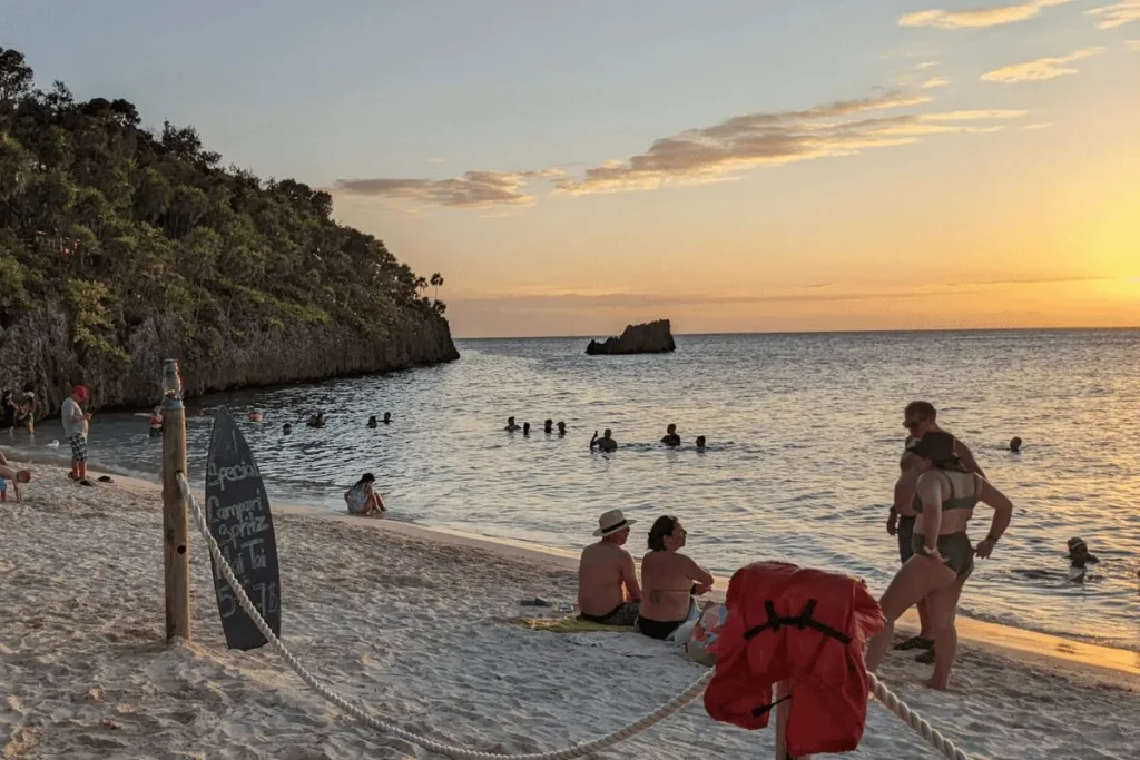 Infographic highlighting why Roatan is one of the best Caribbean islands for families.