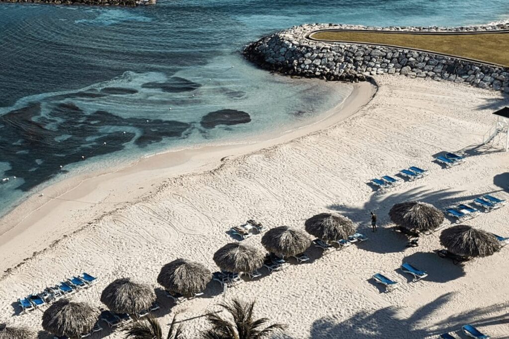 Infographic highlighting why Jamaica is one of the best Caribbean islands for families.