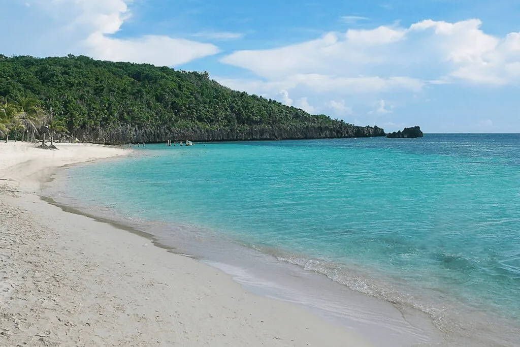 Infographic highlighting why Roatan is one of the best Caribbean islands for families.