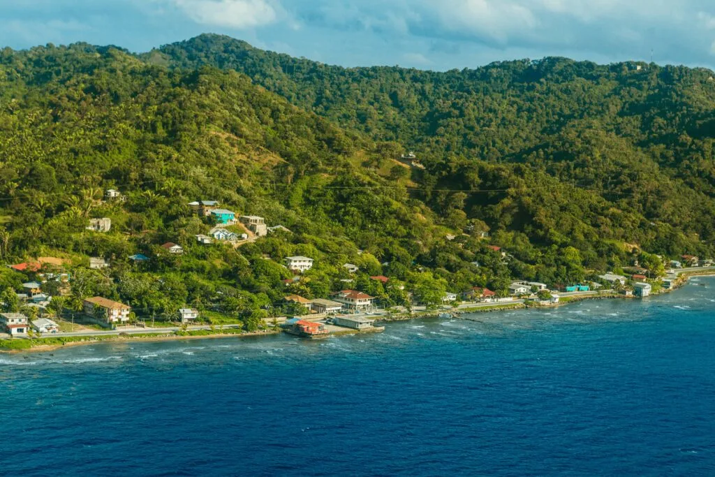 Infographic highlighting why Roatan is one of the best Caribbean islands for families.