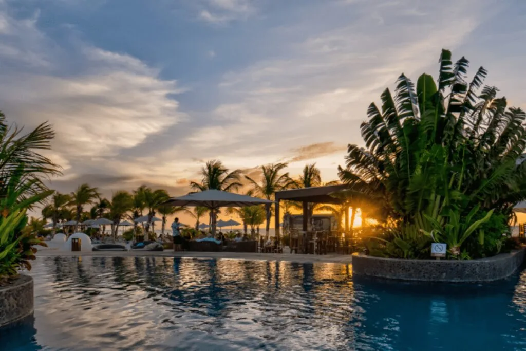 Infographic highlighting why Curacao is one of the best Caribbean islands for families.