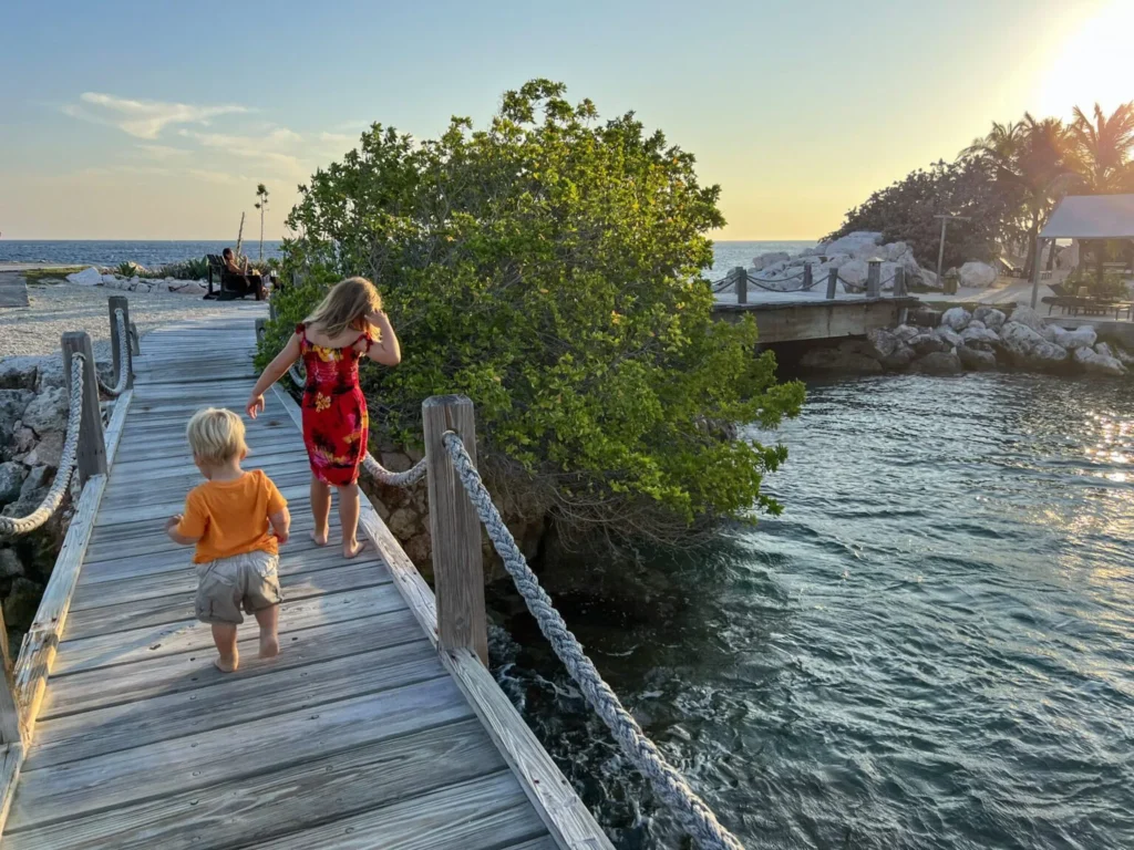 Infographic highlighting why Curacao is one of the best Caribbean islands for families.