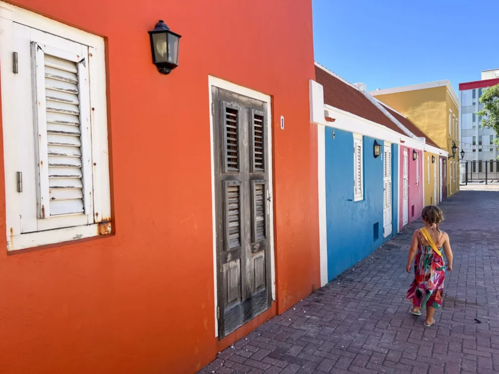 Infographic highlighting why Curacao is one of the best Caribbean islands for families.