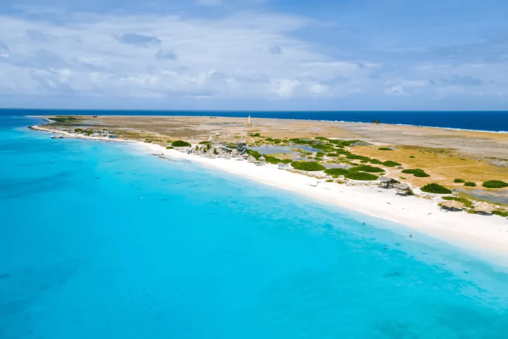 Infographic highlighting why Curacao is one of the best Caribbean islands for families.