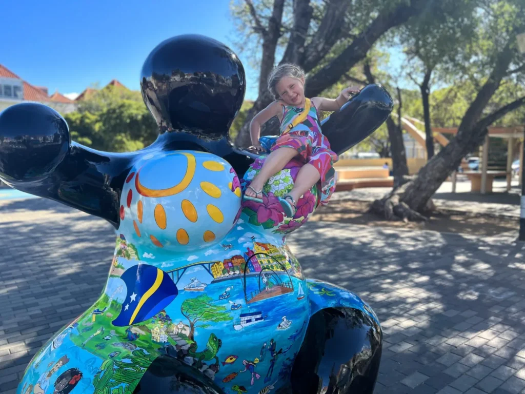 Infographic highlighting why Curacao is one of the best Caribbean islands for families.