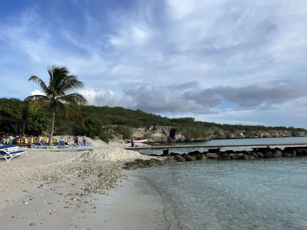 Infographic highlighting why Curacao is one of the best Caribbean islands for families.