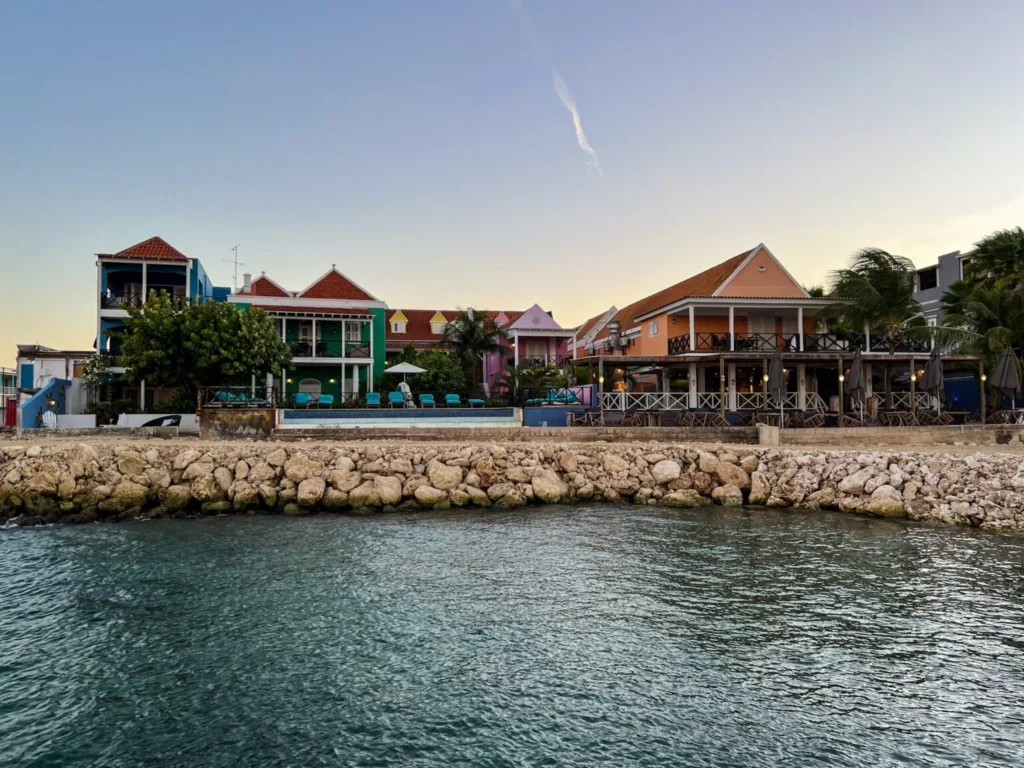 Infographic highlighting why Curacao is one of the best Caribbean islands for families.