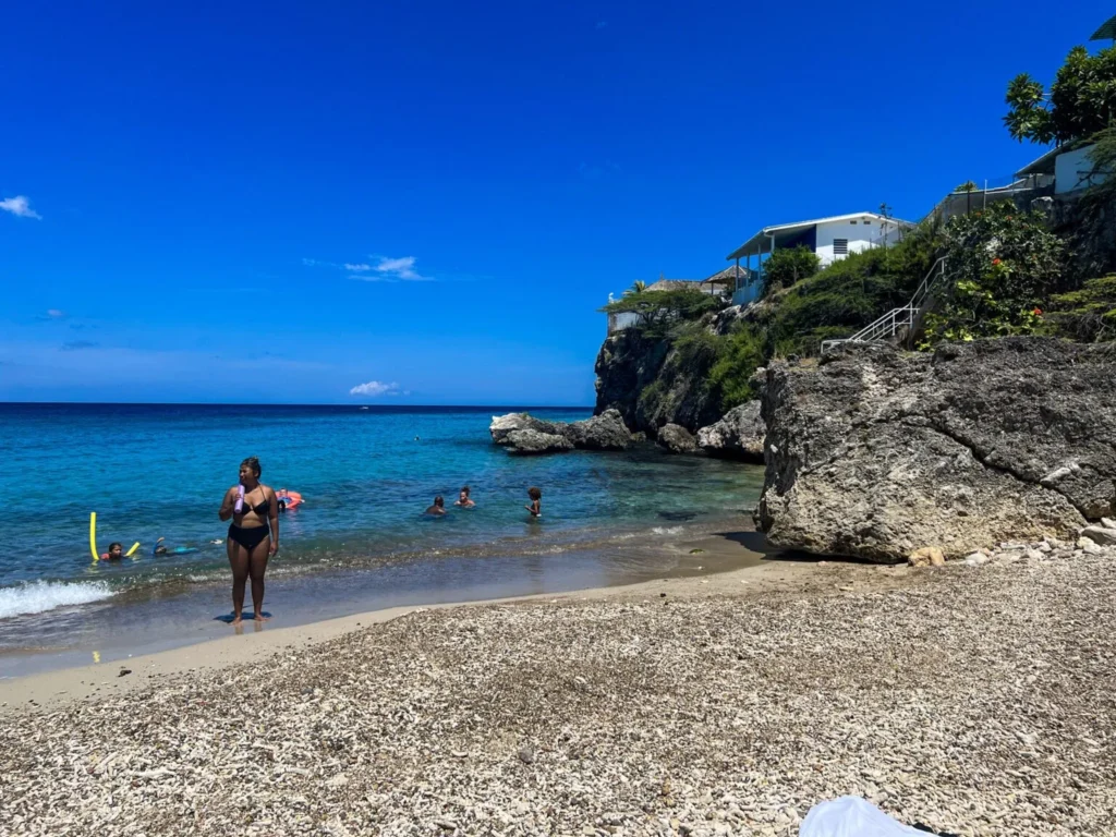 Infographic highlighting why Curacao is one of the best Caribbean islands for families.