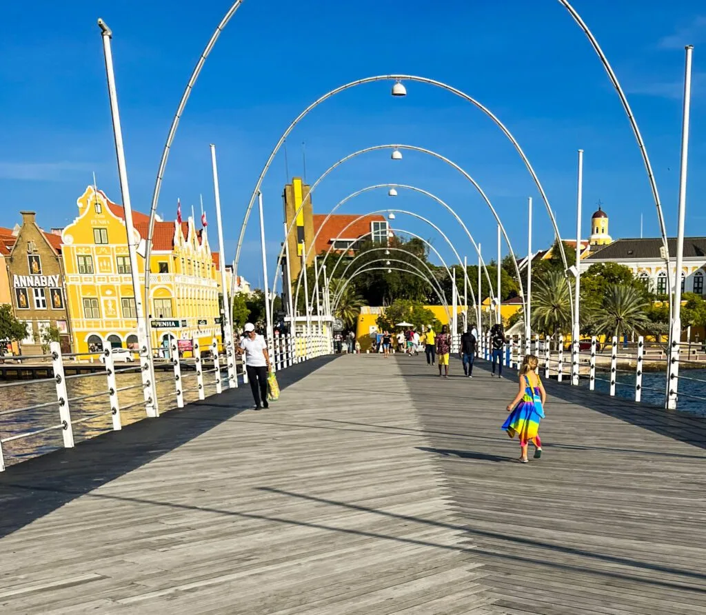 Infographic highlighting why Curacao is one of the best Caribbean islands for families.