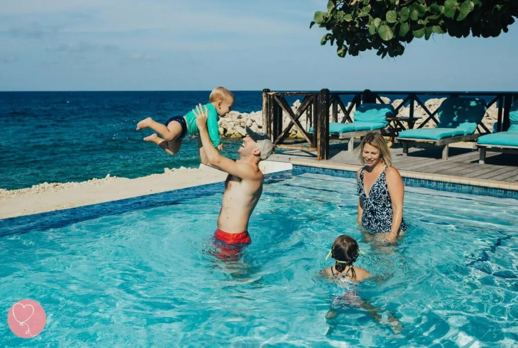 Infographic highlighting why Curacao is one of the best Caribbean islands for families.