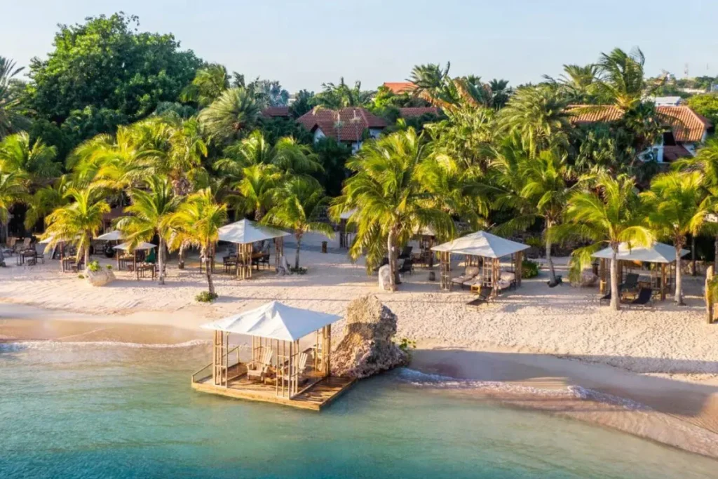 Infographic highlighting why Curacao is one of the best Caribbean islands for families.