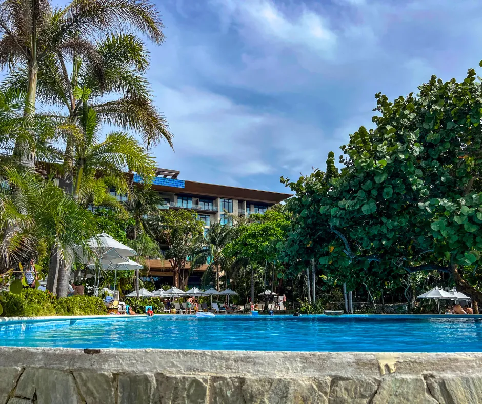 Infographic highlighting why Roatan is one of the best Caribbean islands for families.