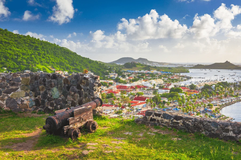 Infographic highlighting why Saint Martin is one of the best kid-friendly Caribbean islands.