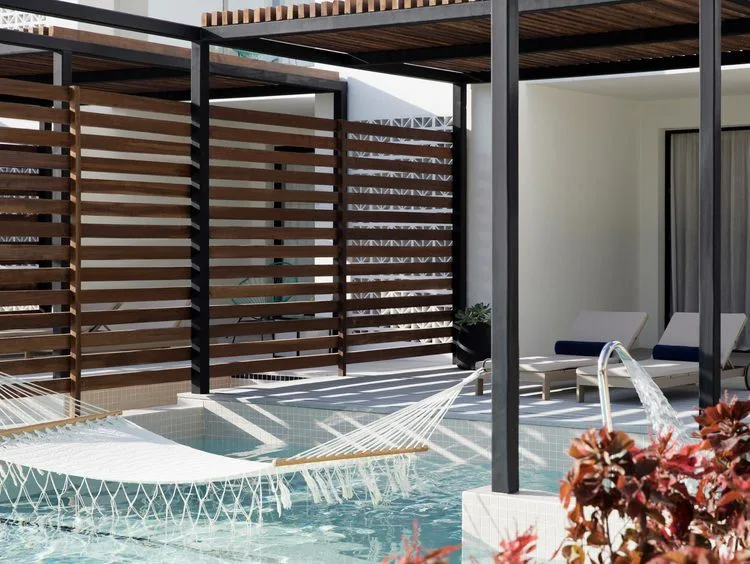 Finest Club Junior Swim-Up Suite