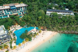 Infographic highlighting why Roatan is one of the best Caribbean islands for families.