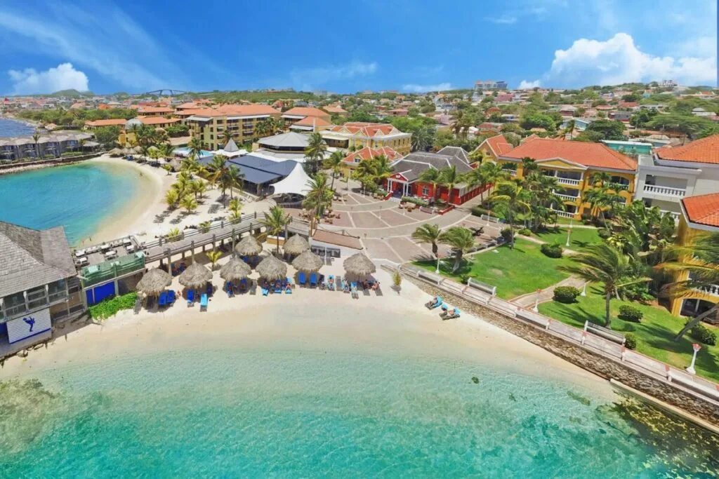 Infographic highlighting why Curacao is one of the best Caribbean islands for families.